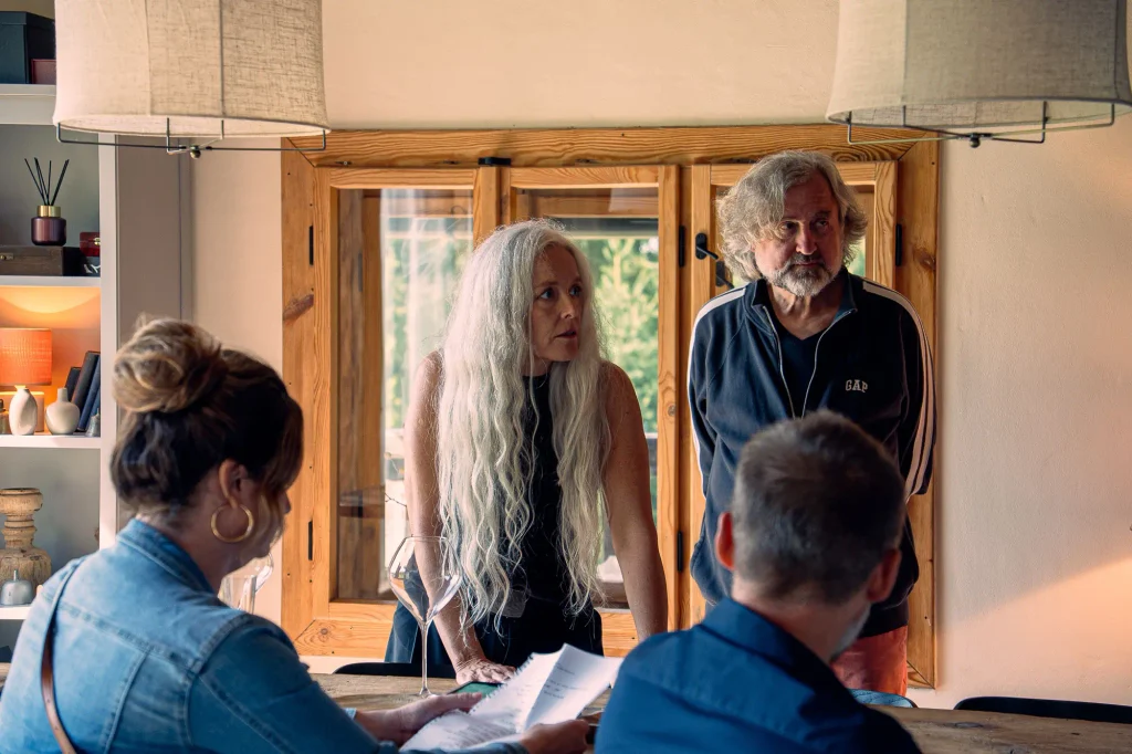 Filmový štáb natáčí scénu filmu Narozeniny v interiéru chaty Pytlorka