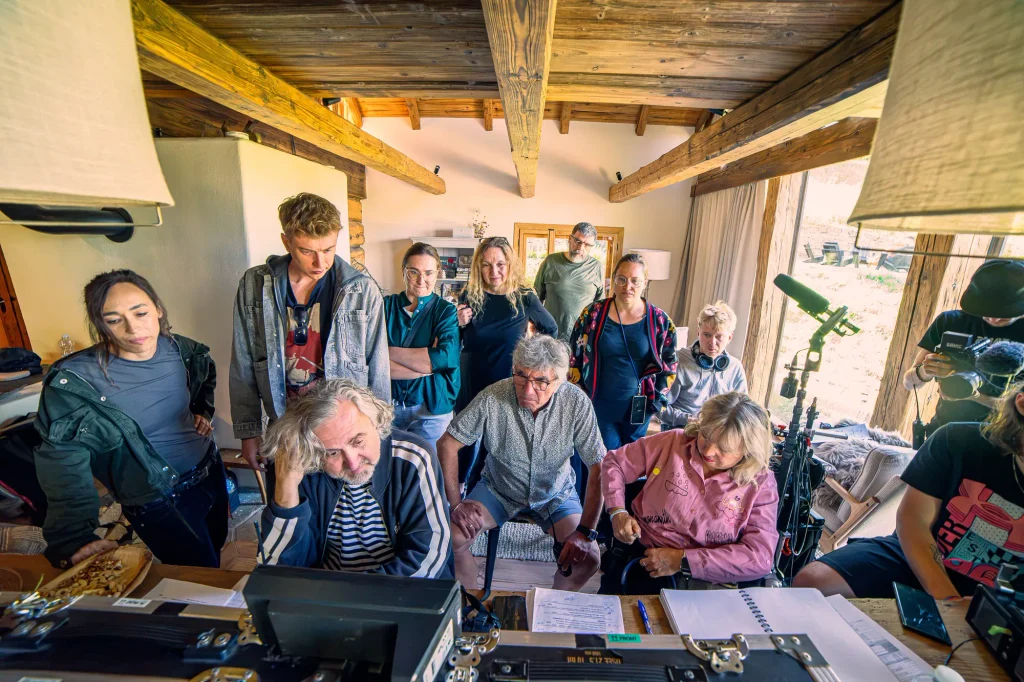 Režisér Jan Hřebejk a herci konzultují scénu filmu Narozeniny na chatě Pytlorka