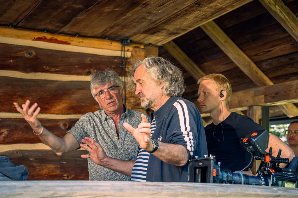 Režisér Jan Hřebejk na place filmu Narozeniny na chatě Pytlorka v Beskydech