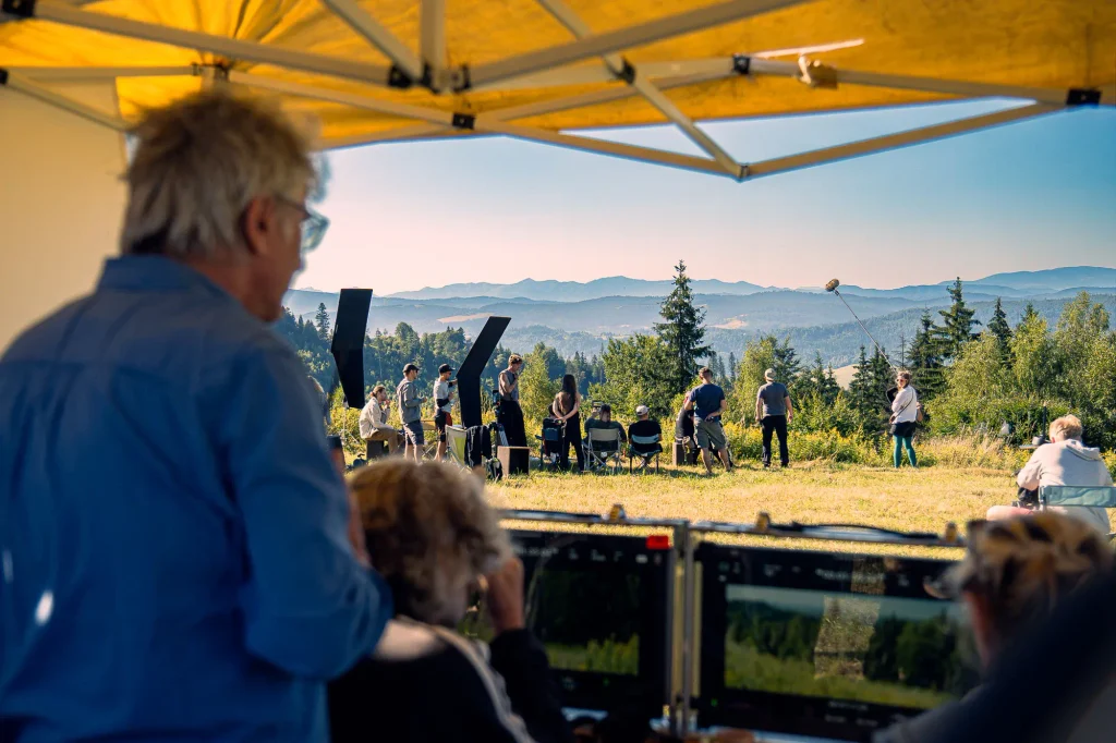 Štáb filmu Narozeniny řeší detaily scény před dřevěnou chatou Pytlorka v výhledem na Beskydy