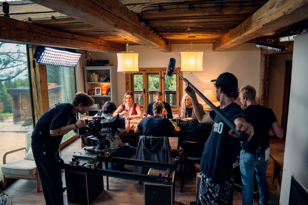 Off-grid chata Pytlorka během natáčení filmu Narozeniny v beskydských lesích